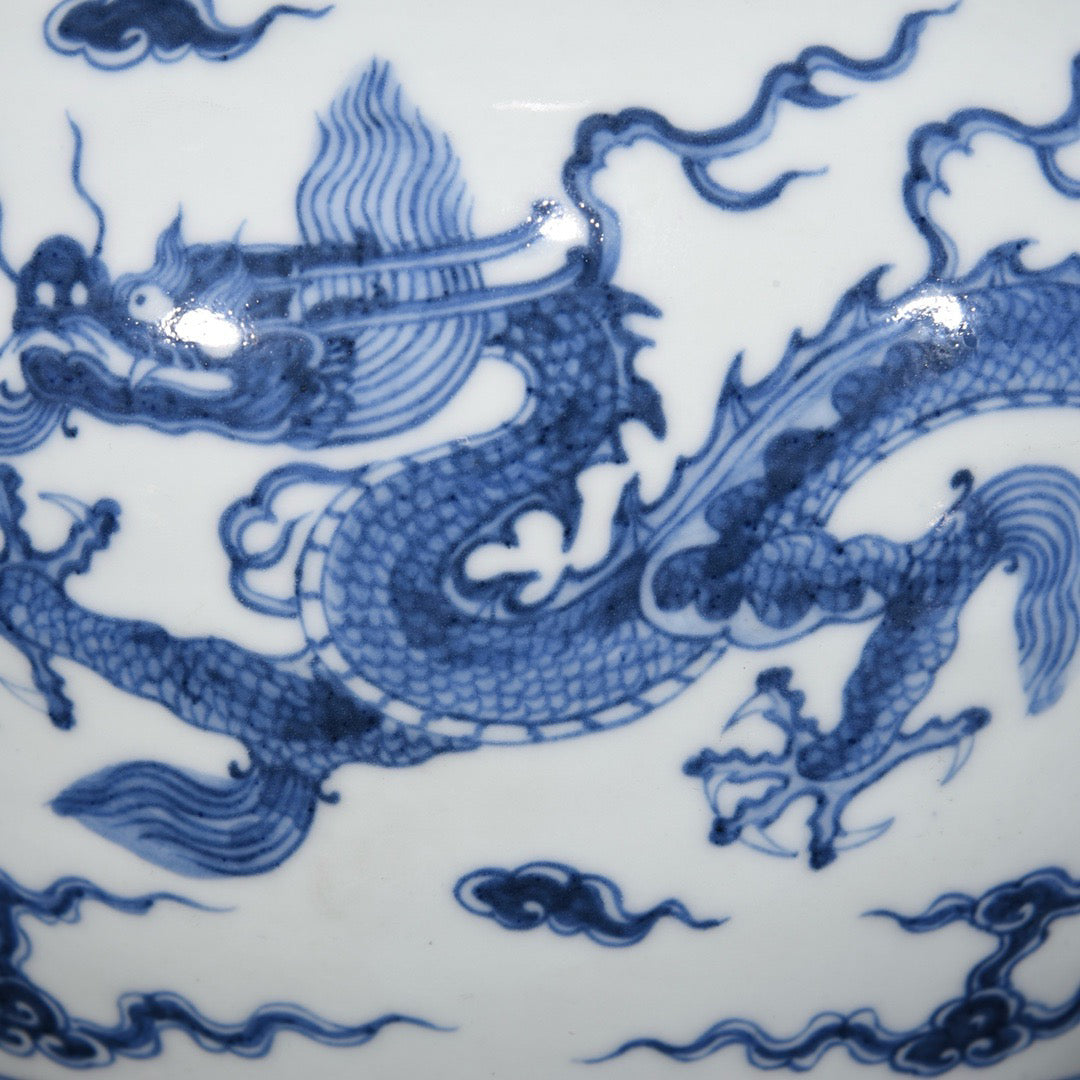 Chinese antique dragon patterned jar