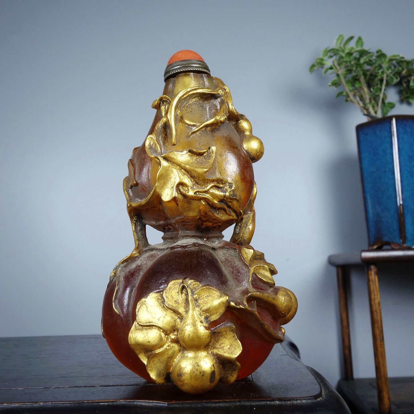 Chinese antique glass exquisitely carved snuff bottle