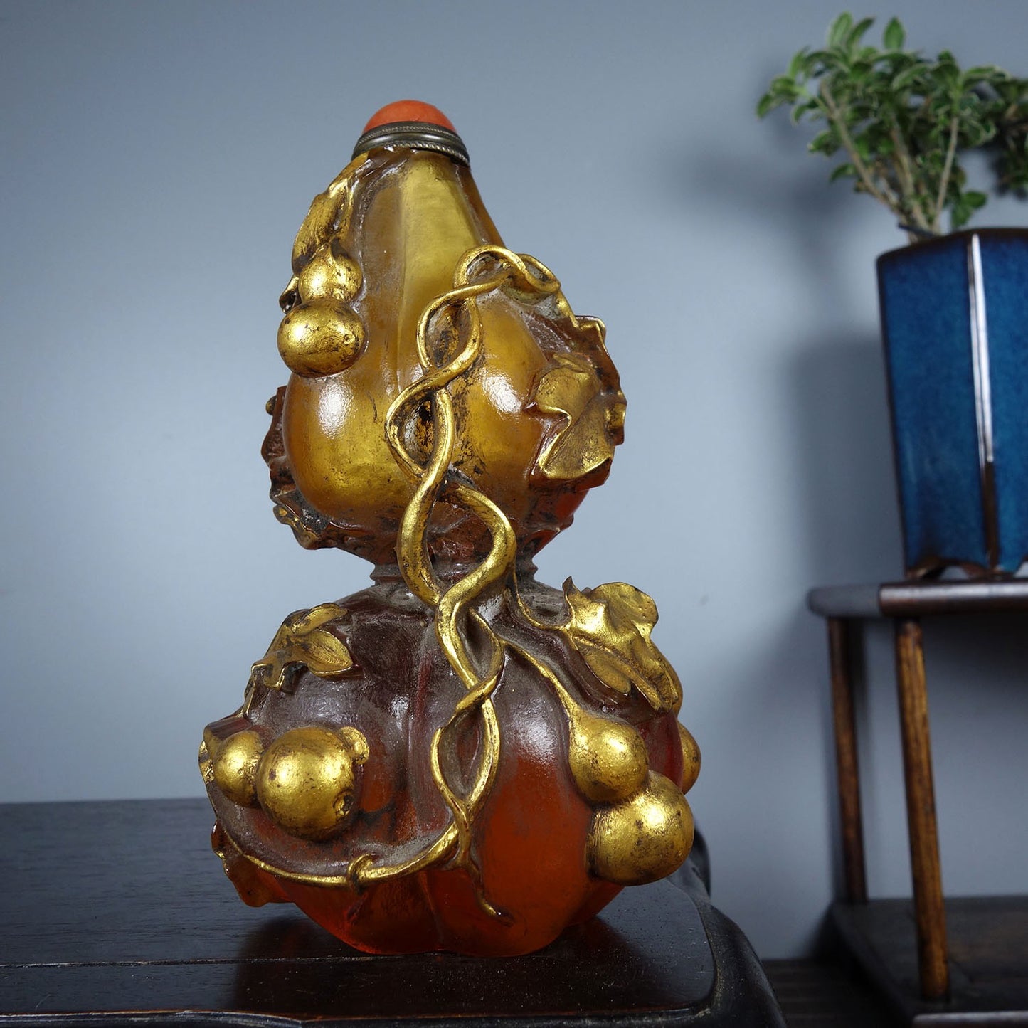 Chinese antique glass exquisitely carved snuff bottle
