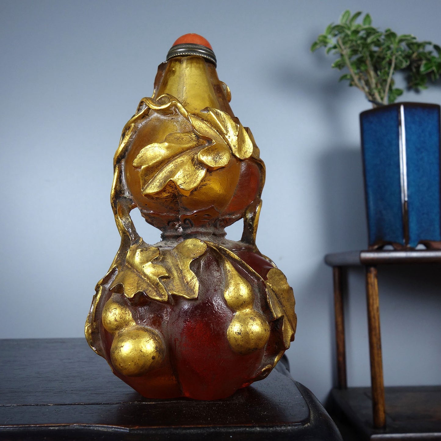 Chinese antique glass exquisitely carved snuff bottle