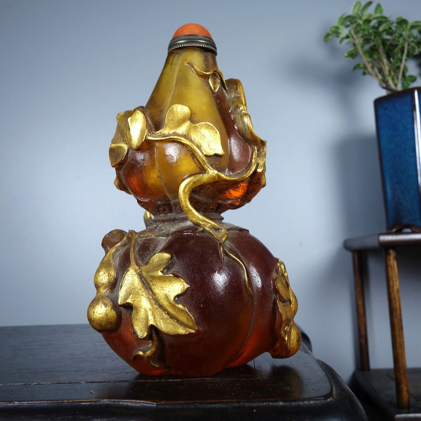 Chinese antique glass exquisitely carved snuff bottle