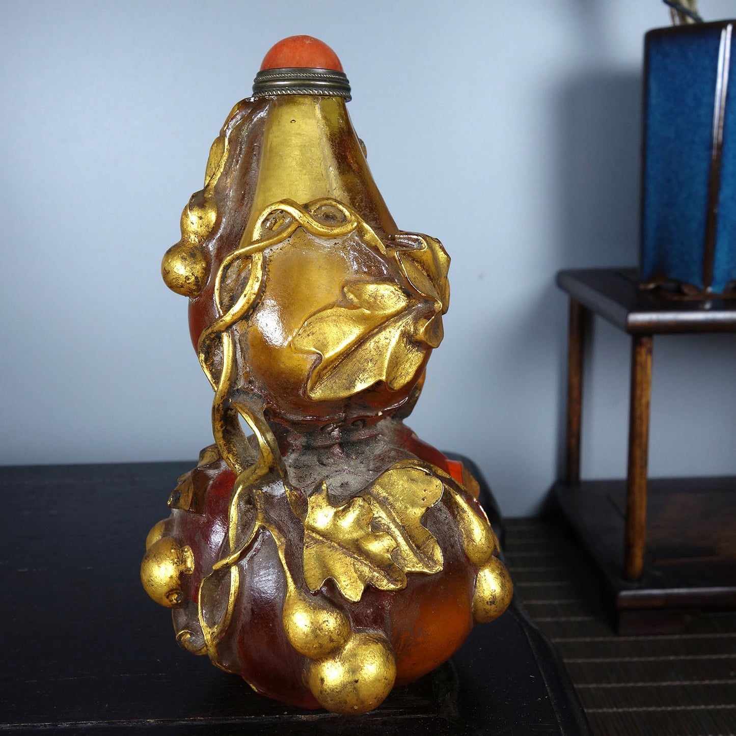 Chinese antique glass exquisitely carved snuff bottle