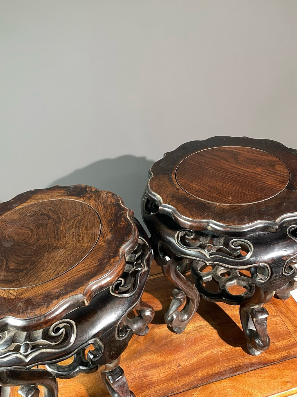 A pair of sandalwood windhead flower rack ornaments