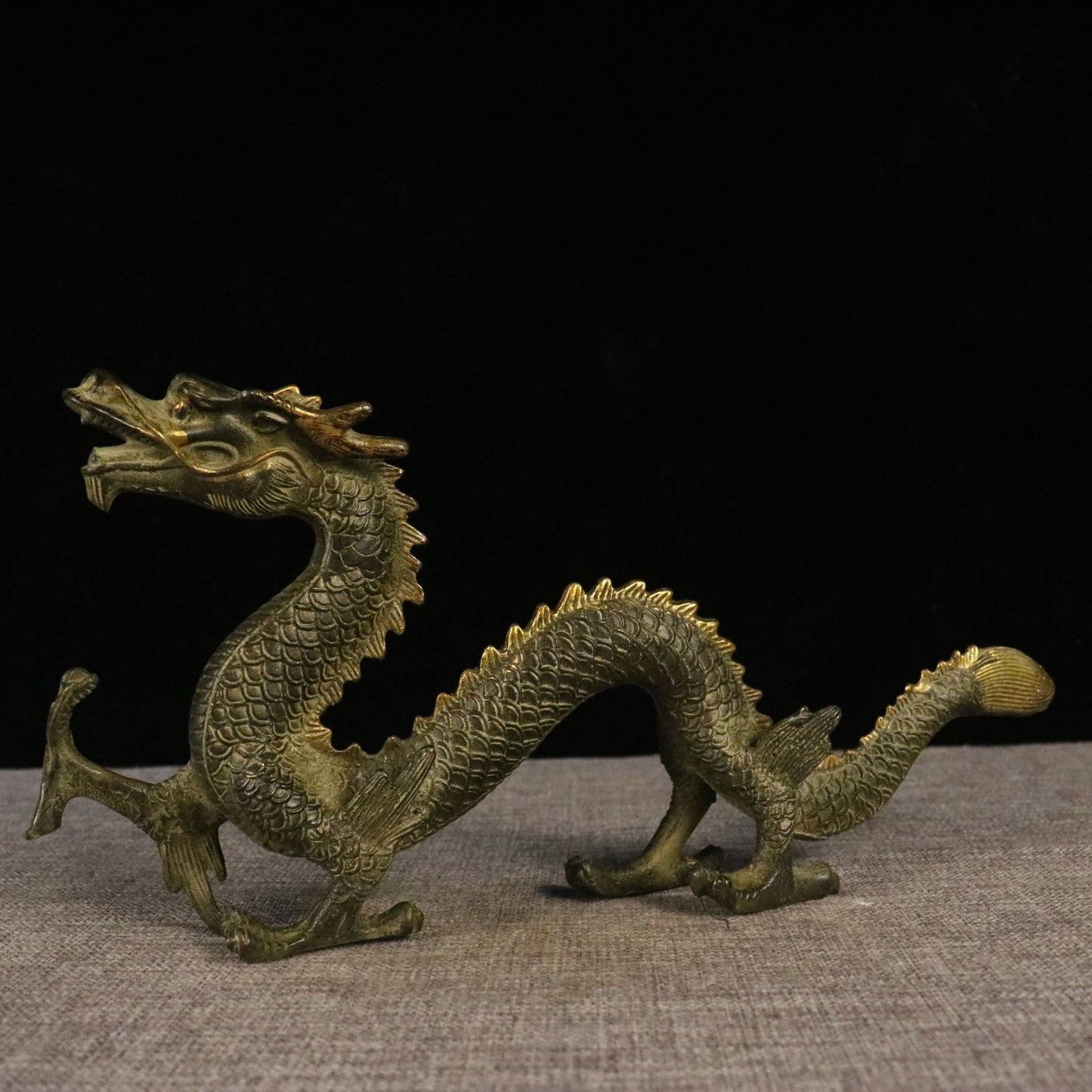 Chinese antique pure copper climbing dragon, a green dragon