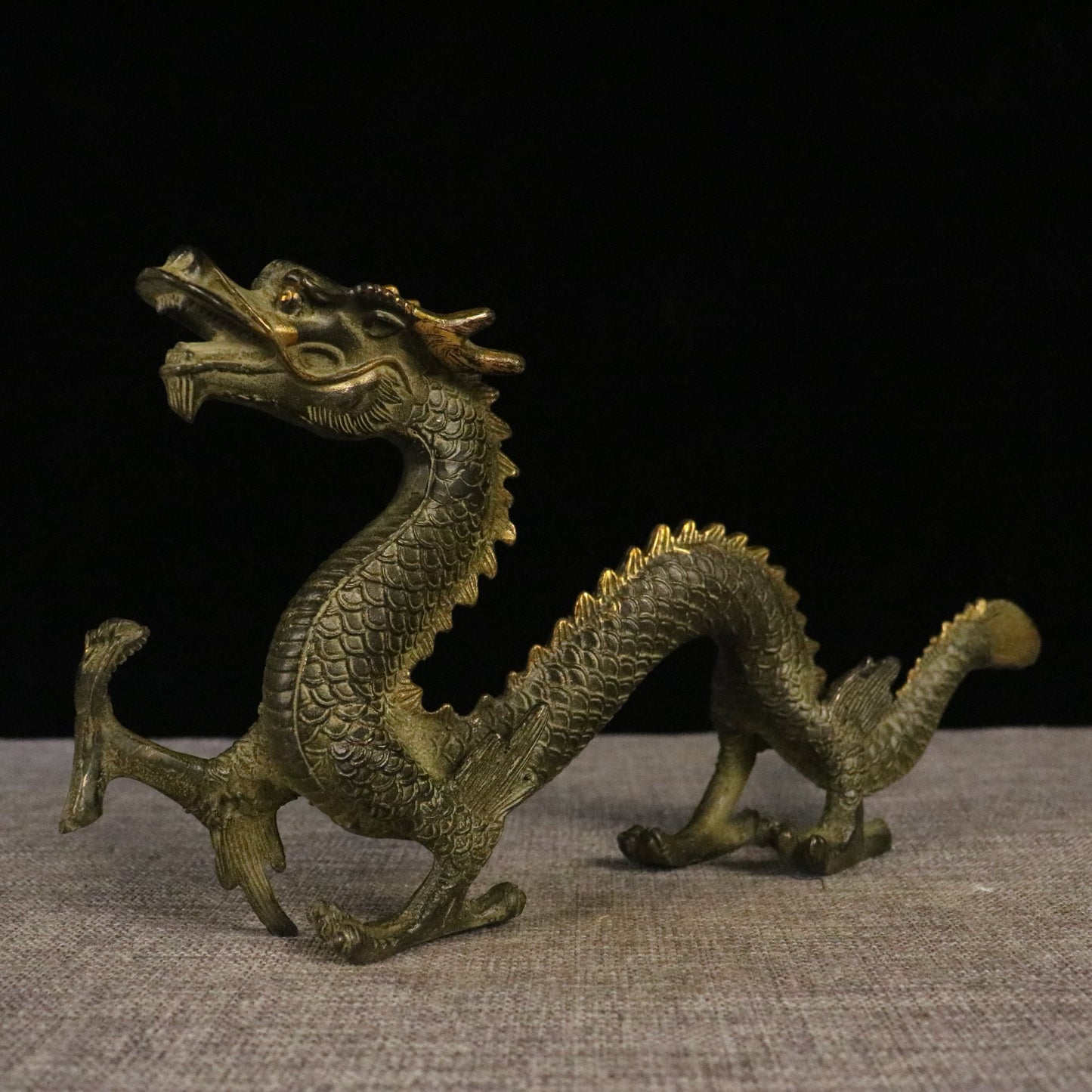 Chinese antique pure copper climbing dragon, a green dragon
