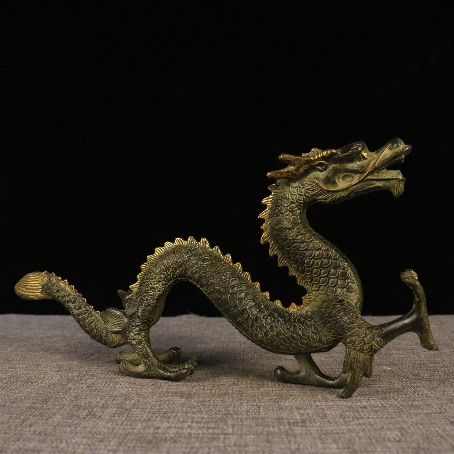 Chinese antique pure copper climbing dragon, a green dragon