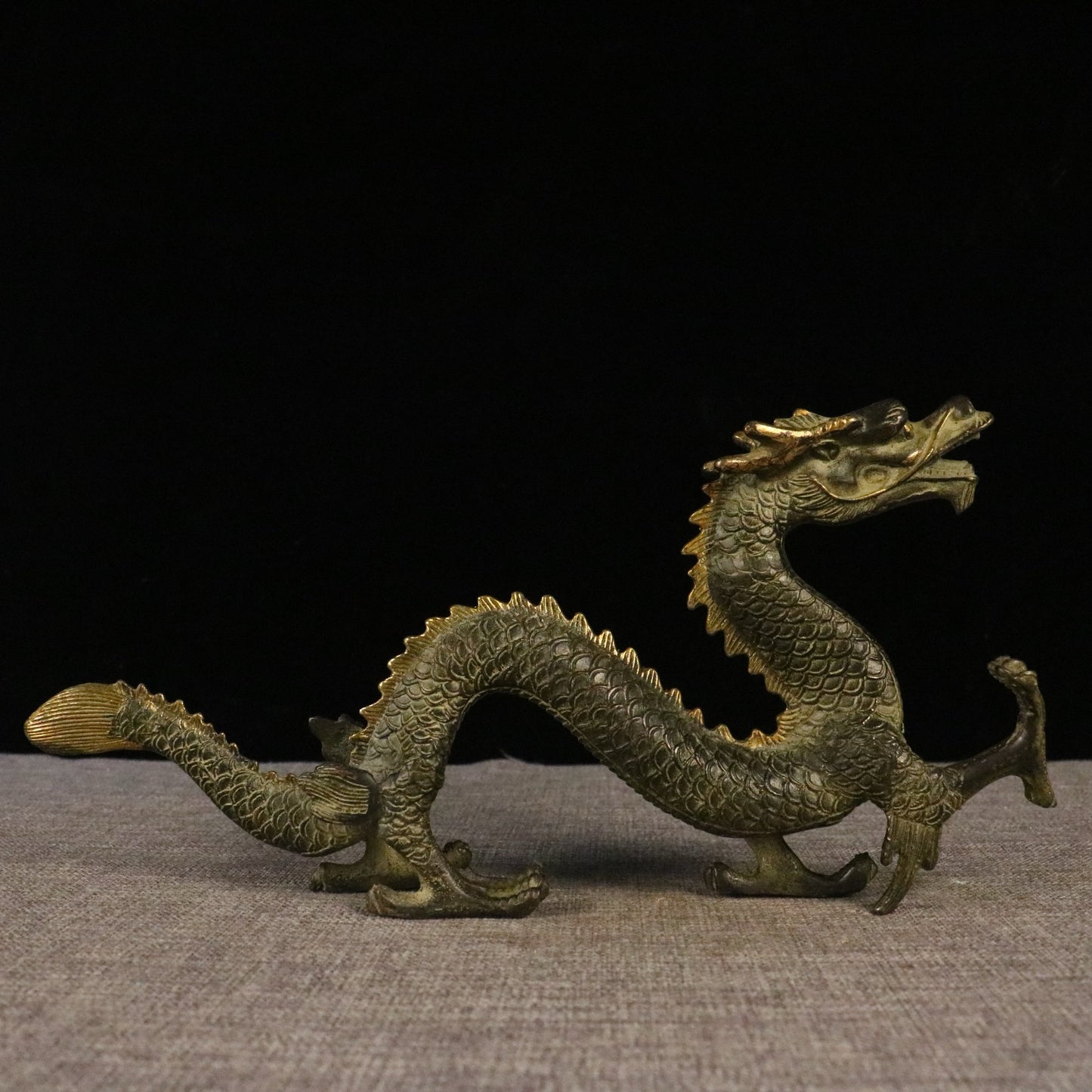 Chinese antique pure copper climbing dragon, a green dragon