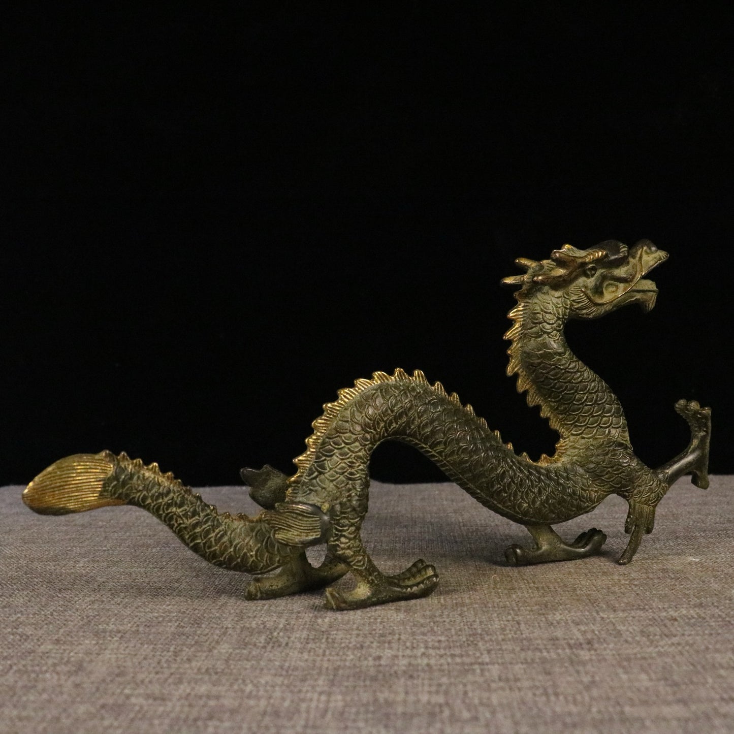 Chinese antique pure copper climbing dragon, a green dragon