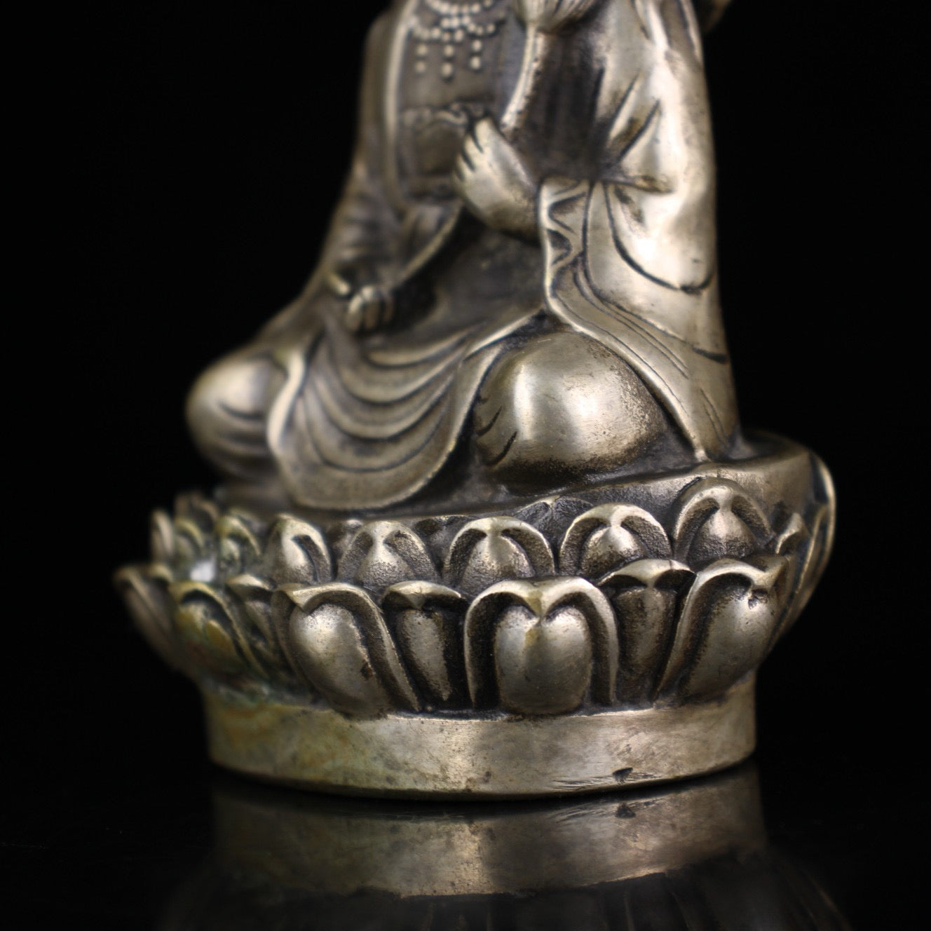 A Chinese antique pure copper gilded silver lotus leaf Guanyin Buddha statue