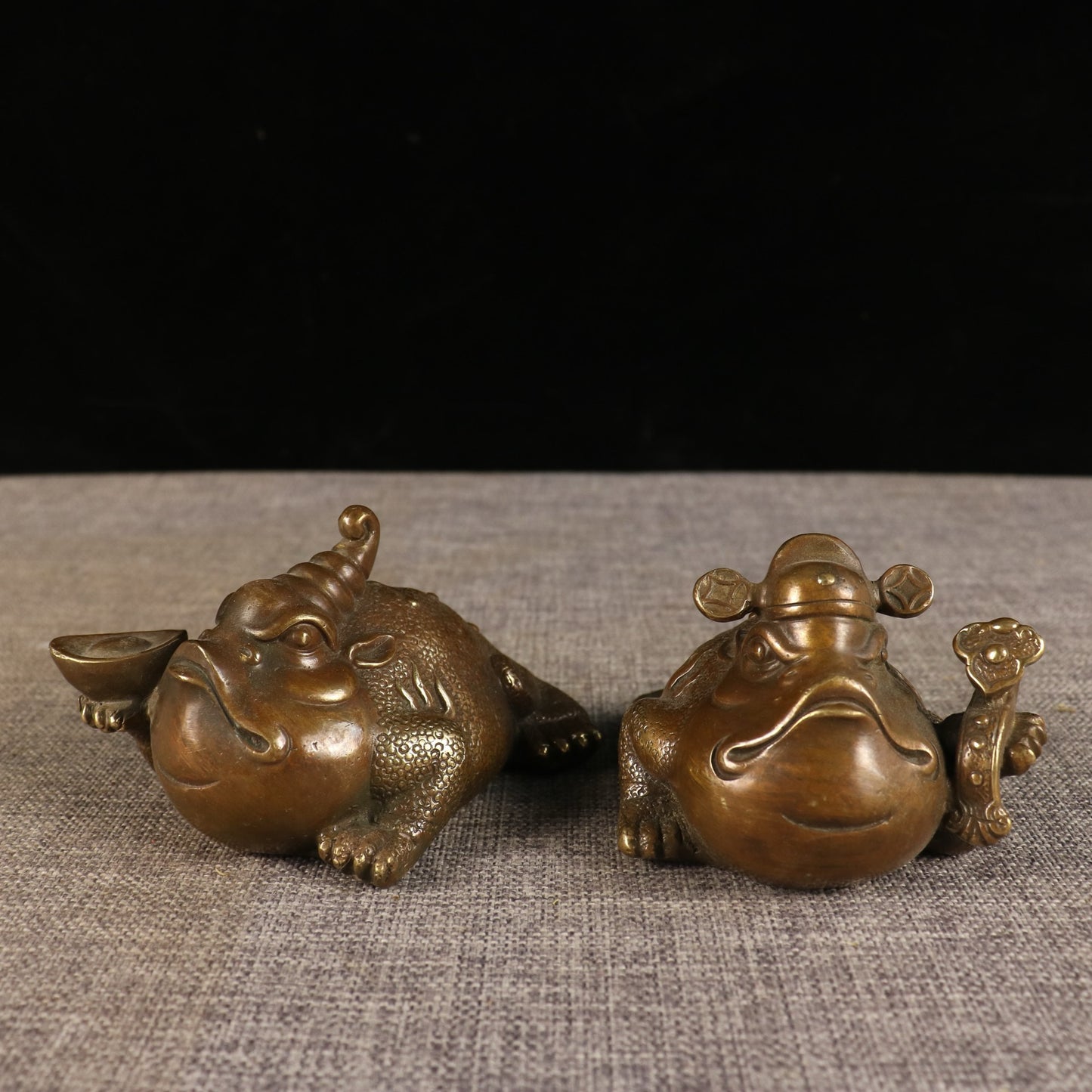 A pair of Chinese antique pure copper golden toads promoted to fame and wealth