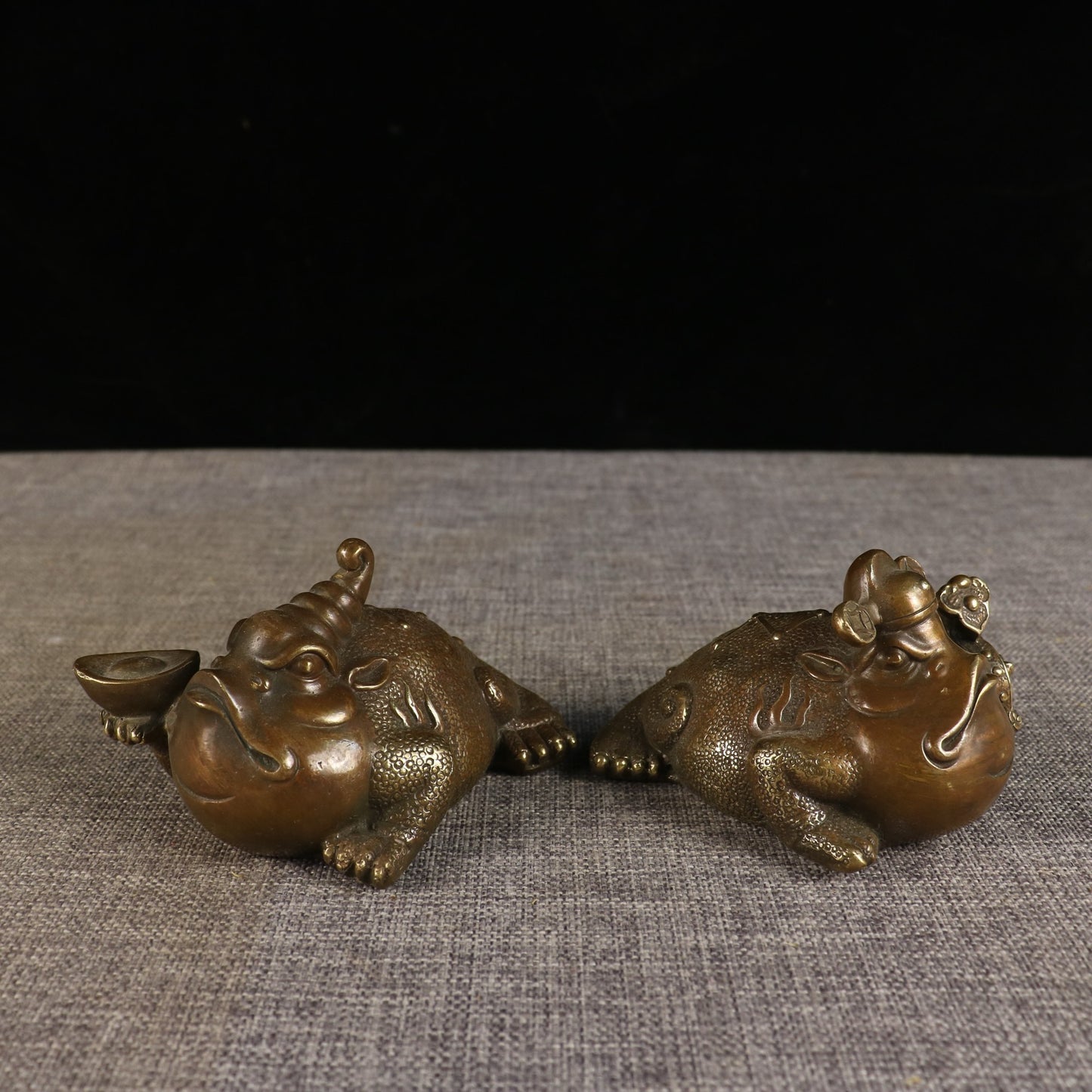 A pair of Chinese antique pure copper golden toads promoted to fame and wealth