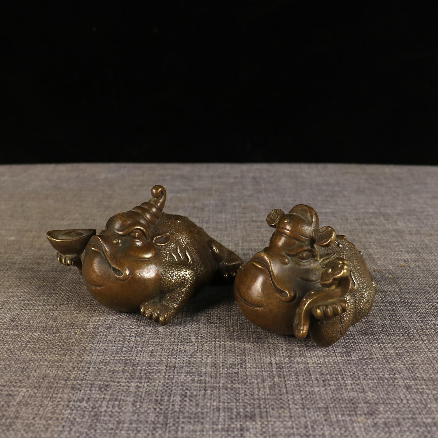 A pair of Chinese antique pure copper golden toads promoted to fame and wealth