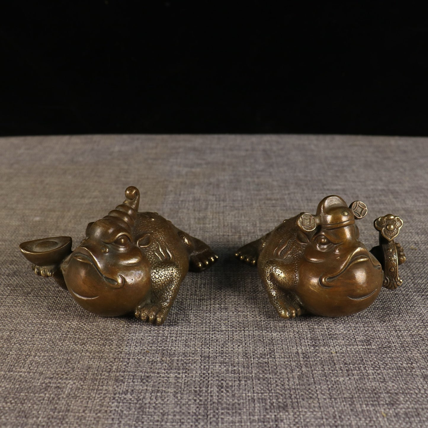 A pair of Chinese antique pure copper golden toads promoted to fame and wealth