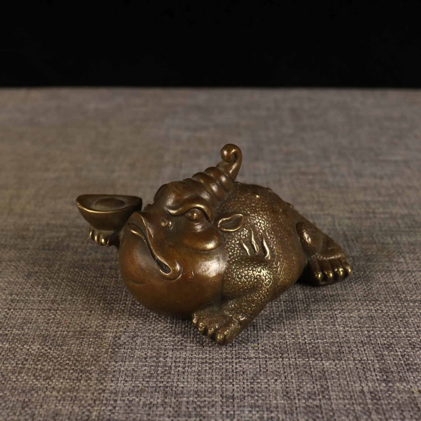 A pair of Chinese antique pure copper golden toads promoted to fame and wealth