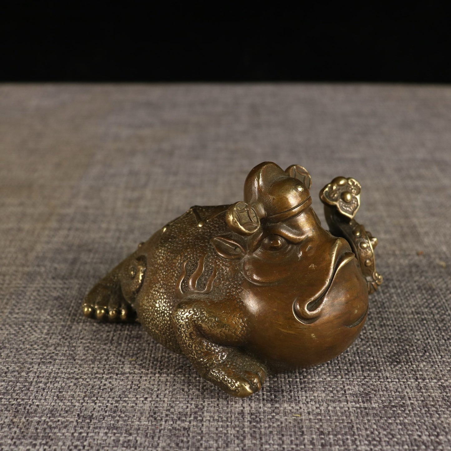 A pair of Chinese antique pure copper golden toads promoted to fame and wealth