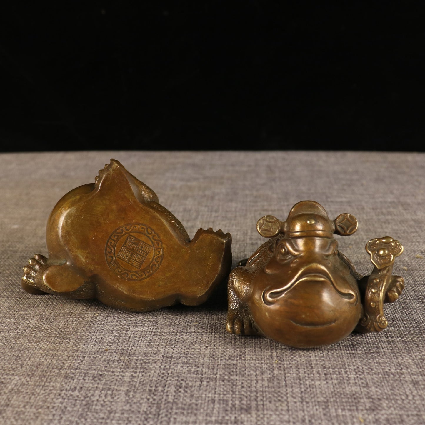 A pair of Chinese antique pure copper golden toads promoted to fame and wealth