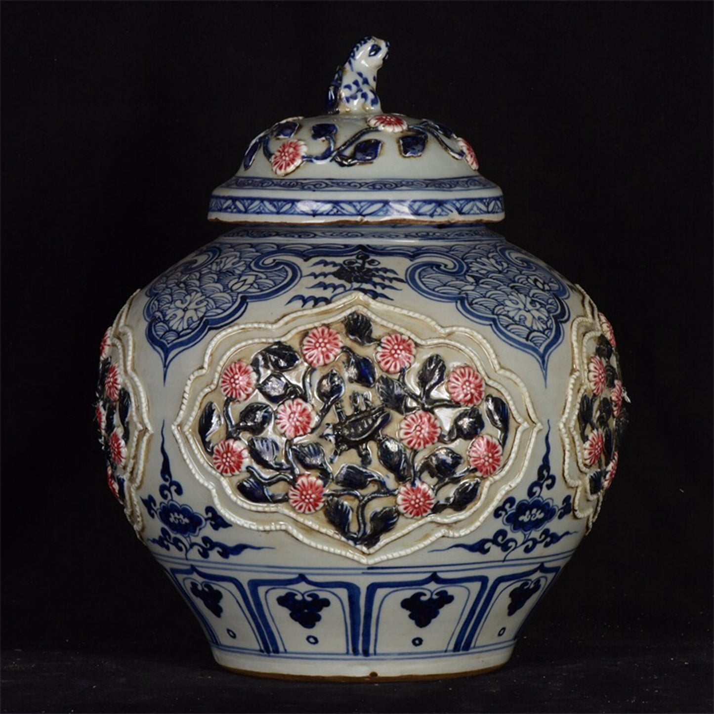 Chinese antique blue and white glazed red pinched flower covered jar