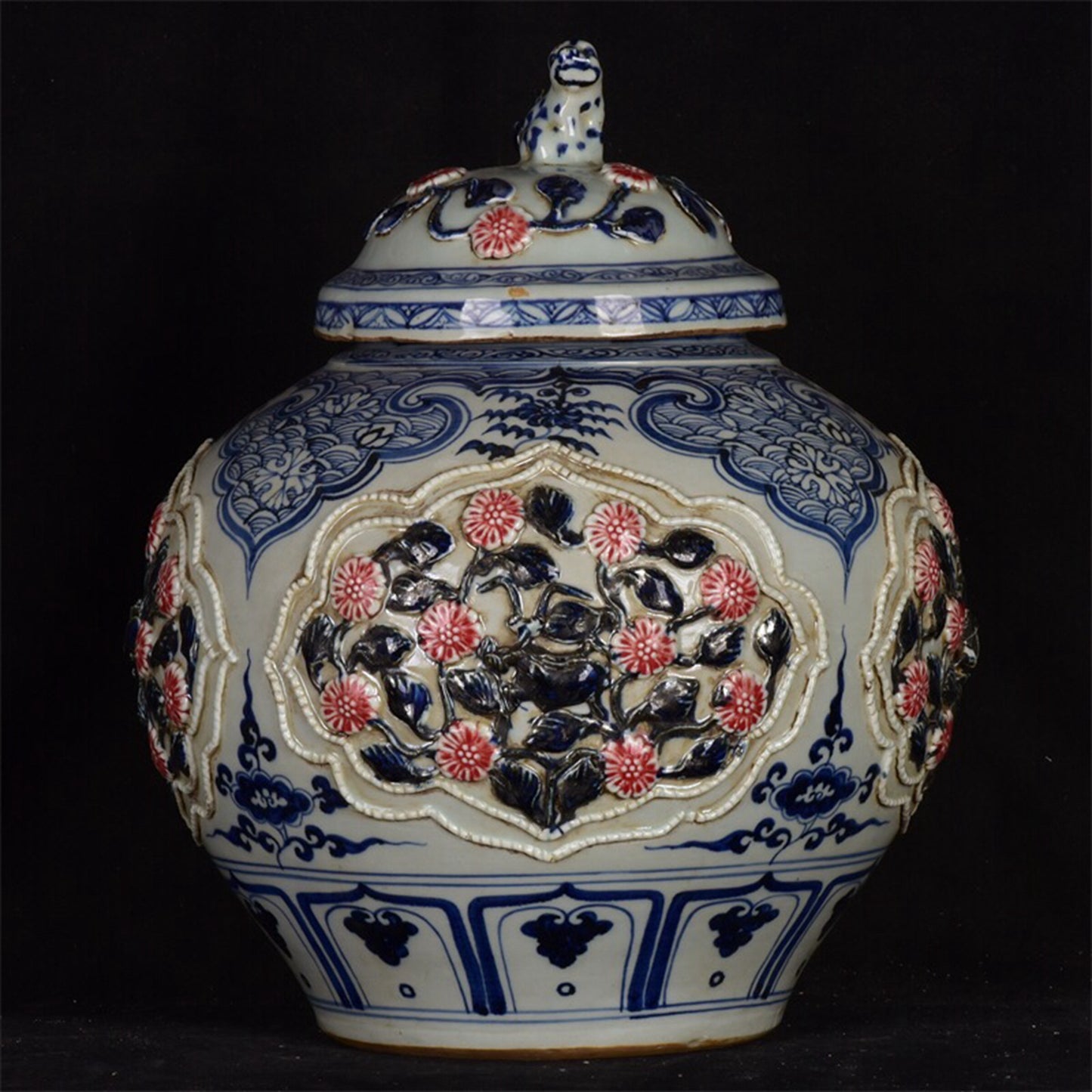 Chinese antique blue and white glazed red pinched flower covered jar