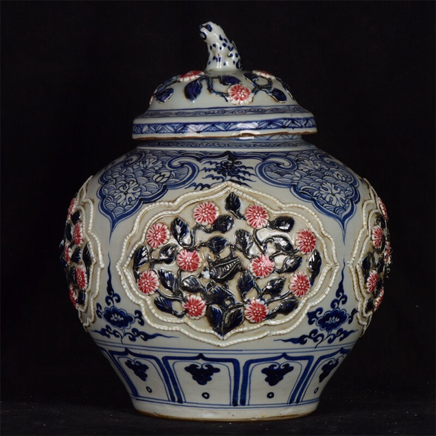 Chinese antique blue and white glazed red pinched flower covered jar
