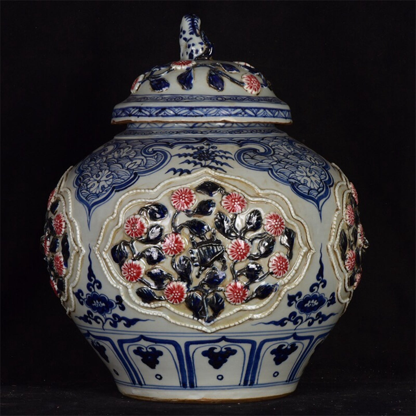 Chinese antique blue and white glazed red pinched flower covered jar