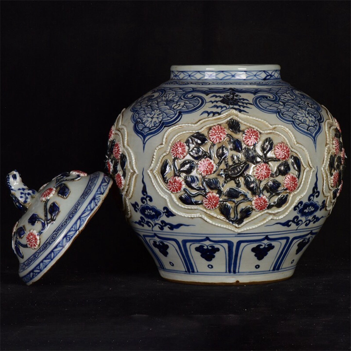 Chinese antique blue and white glazed red pinched flower covered jar