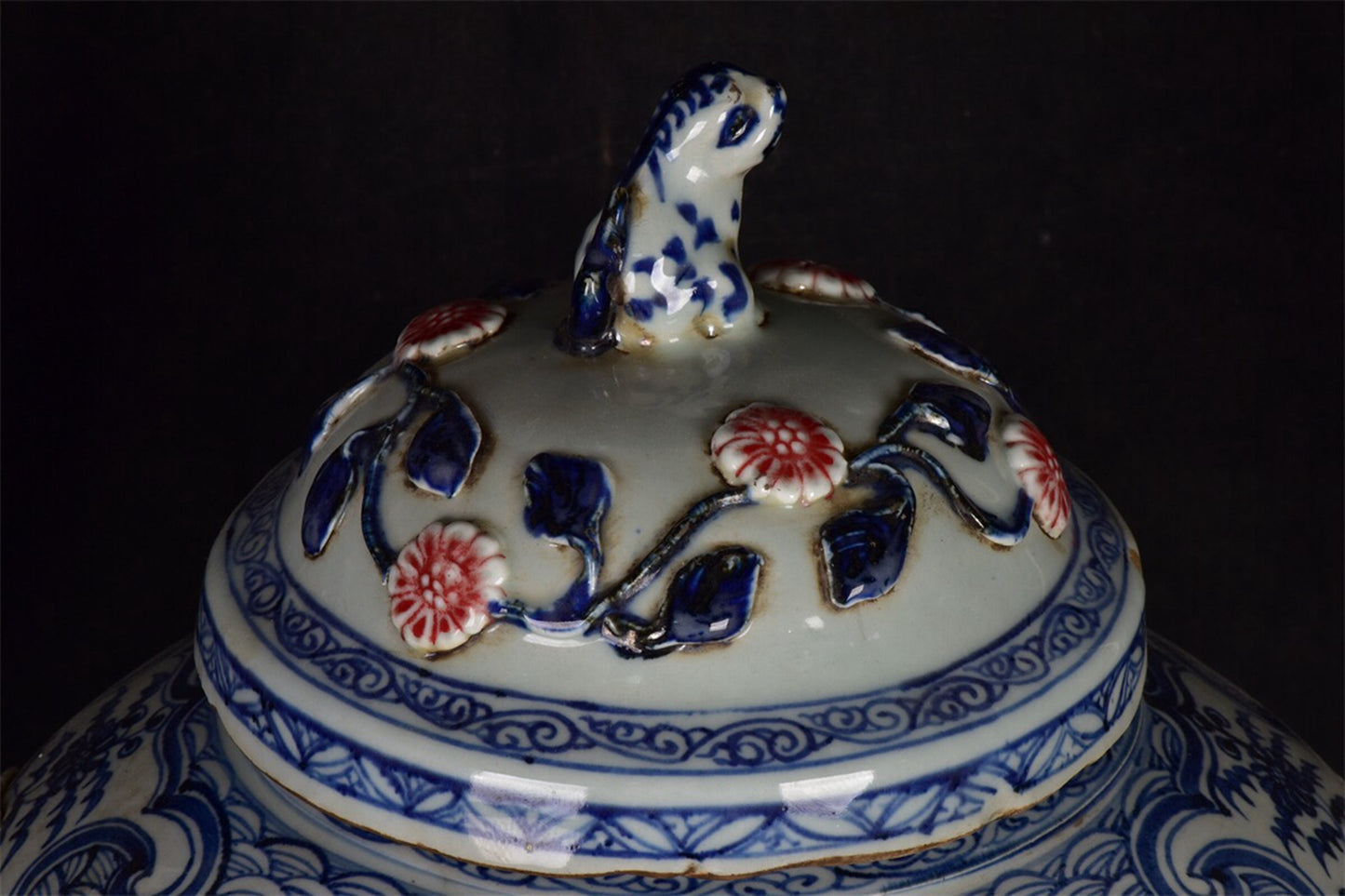 Chinese antique blue and white glazed red pinched flower covered jar