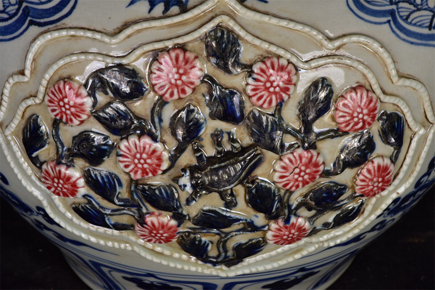 Chinese antique blue and white glazed red pinched flower covered jar