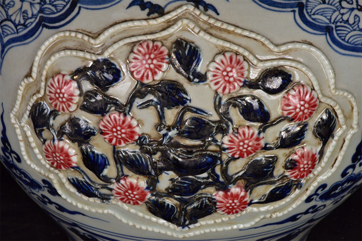 Chinese antique blue and white glazed red pinched flower covered jar