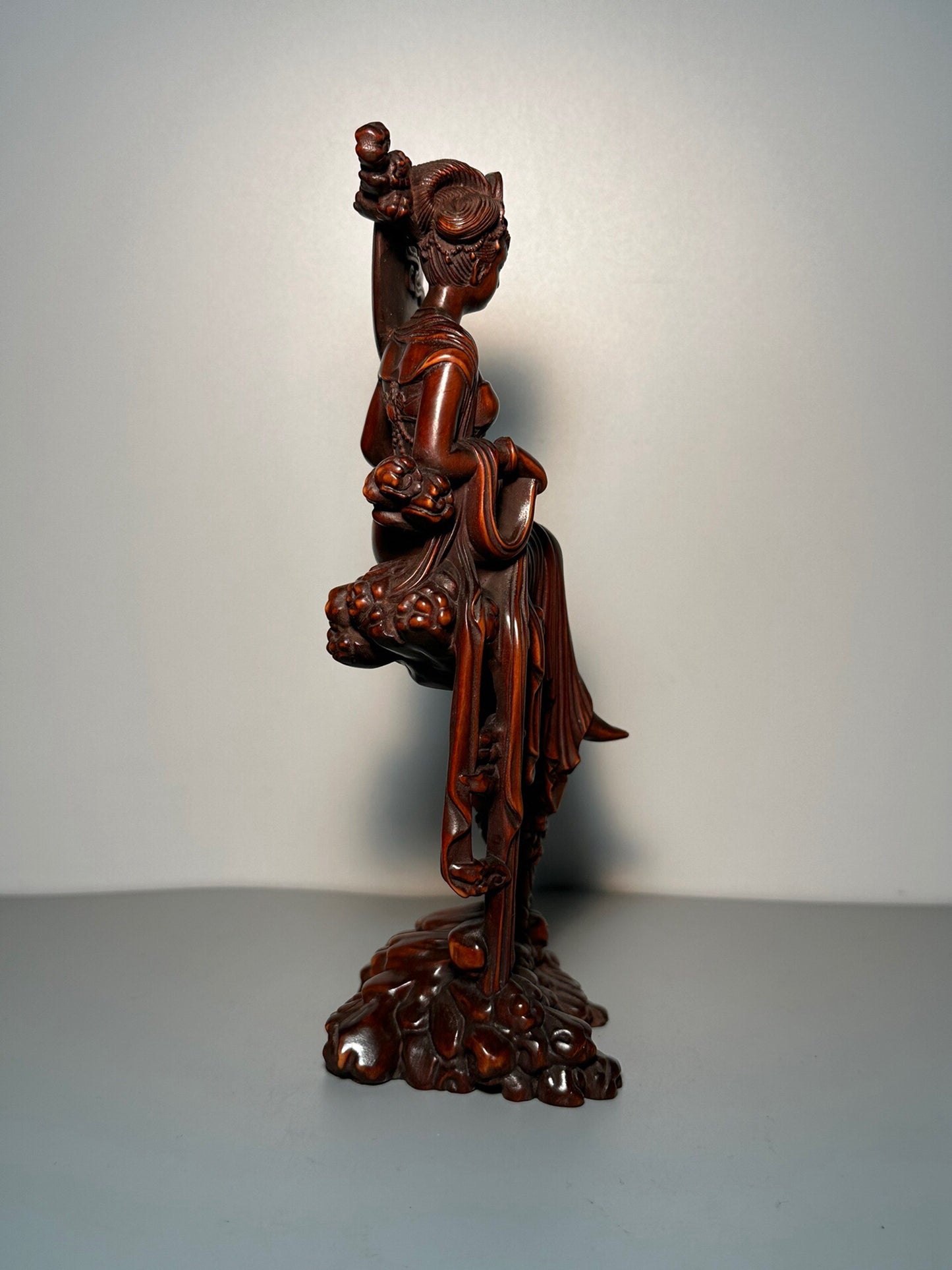 Chinese antique boxwood carving with exquisite craftsmanship, depicting Chang'e flying to the moon