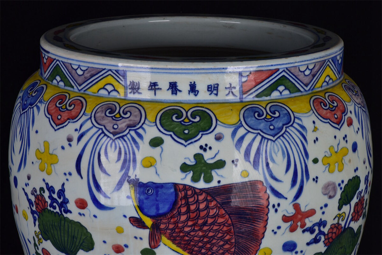 Chinese antique blue and white fish and algae patterned tank