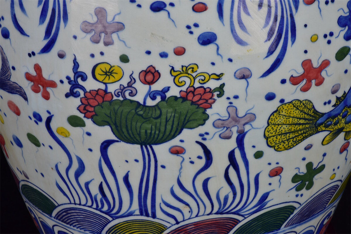 Chinese antique blue and white fish and algae patterned tank