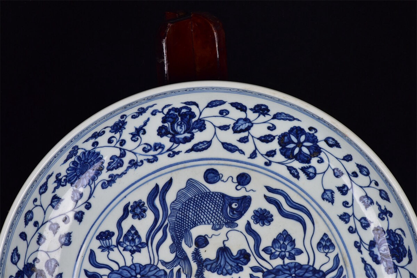 Chinese antique blue and white fish and algae patterned plate