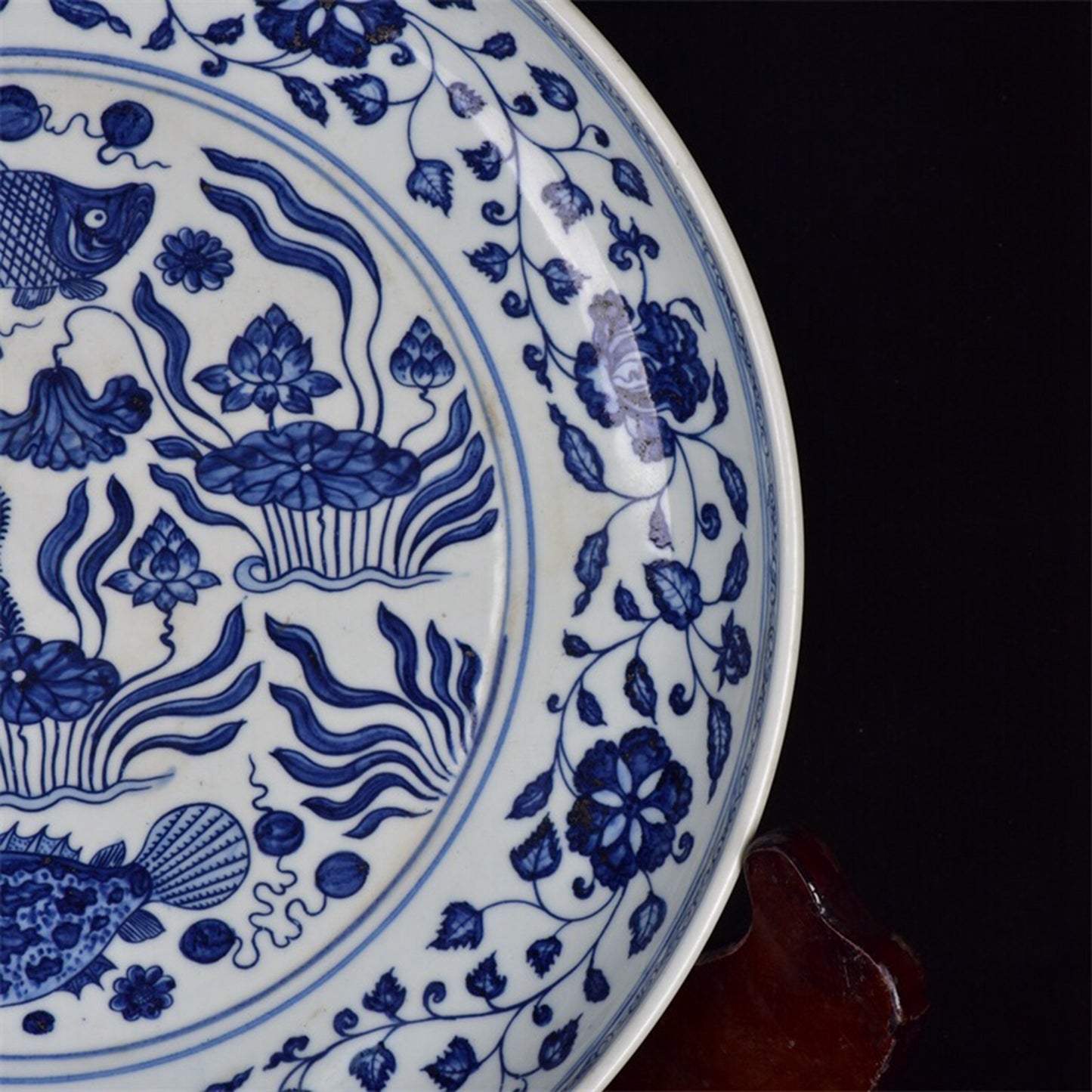 Chinese antique blue and white fish and algae patterned plate