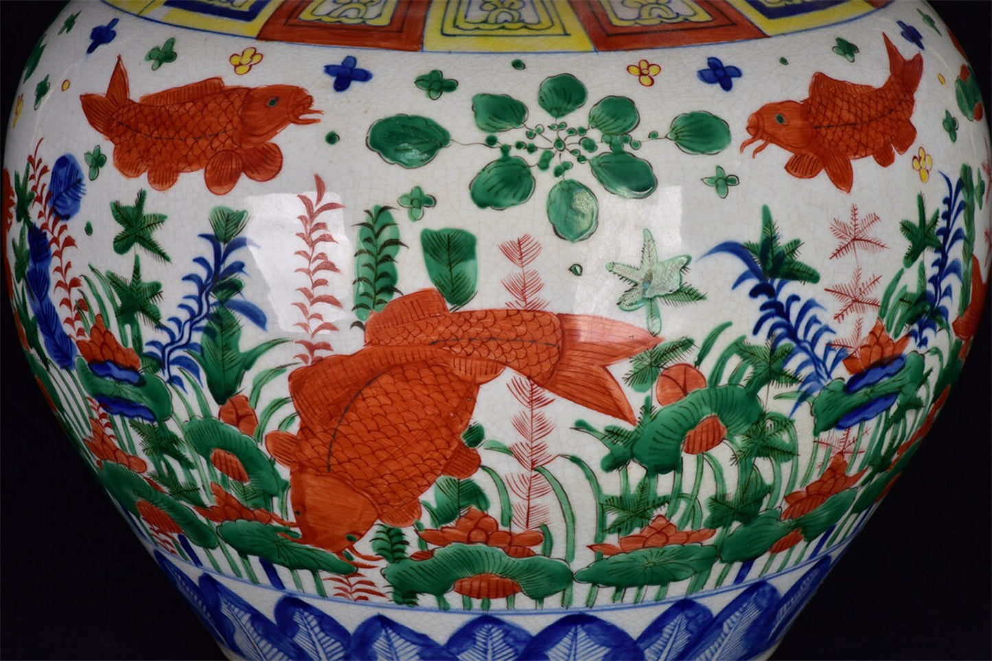 Chinese antique colorful fish and algae patterned lid jar