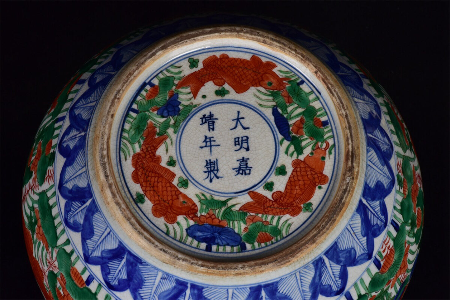 Chinese antique colorful fish and algae patterned lid jar