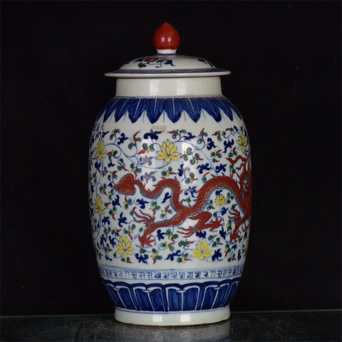 Chinese antique intertwined dragon patterned lid jar