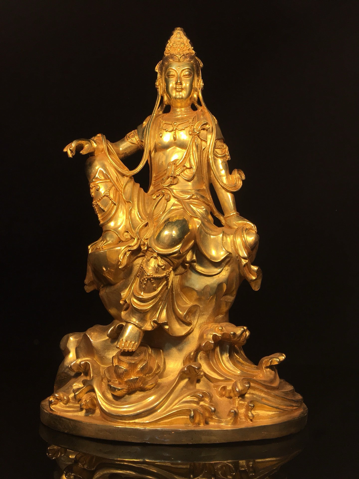 Chinese antique bronze gilded statue of Avalokitesvara Bodhisattva in freedom