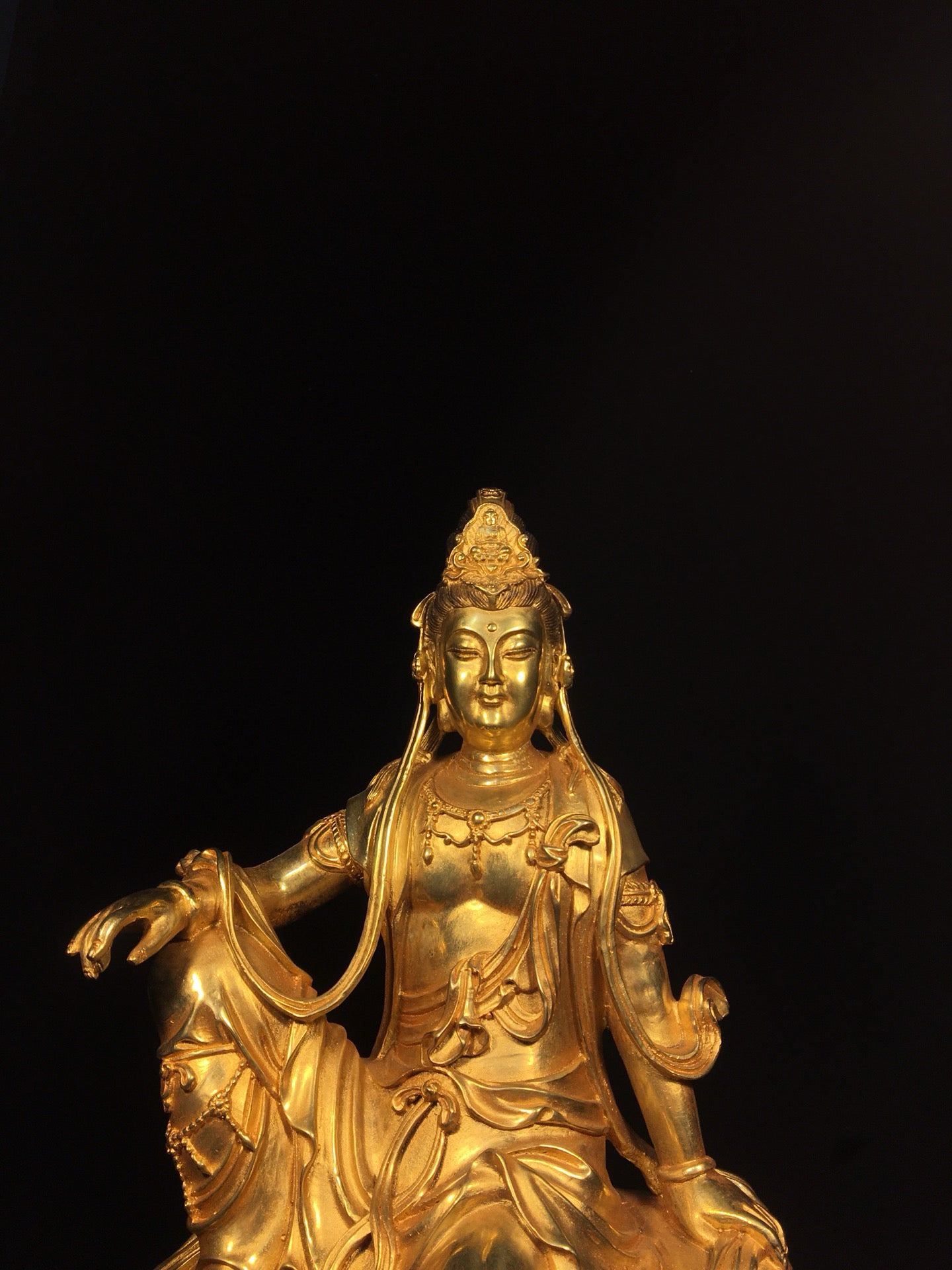 Chinese antique bronze gilded statue of Avalokitesvara Bodhisattva in freedom