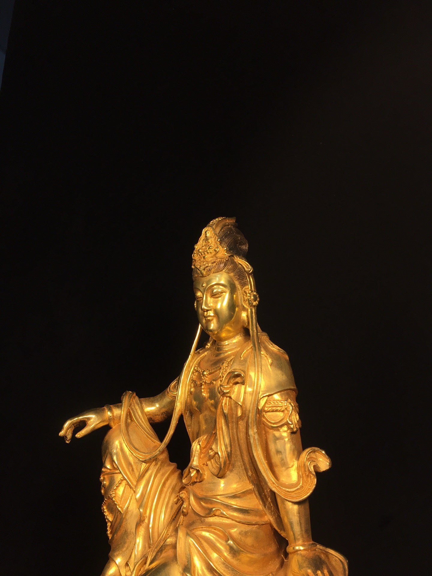 Chinese antique bronze gilded statue of Avalokitesvara Bodhisattva in freedom