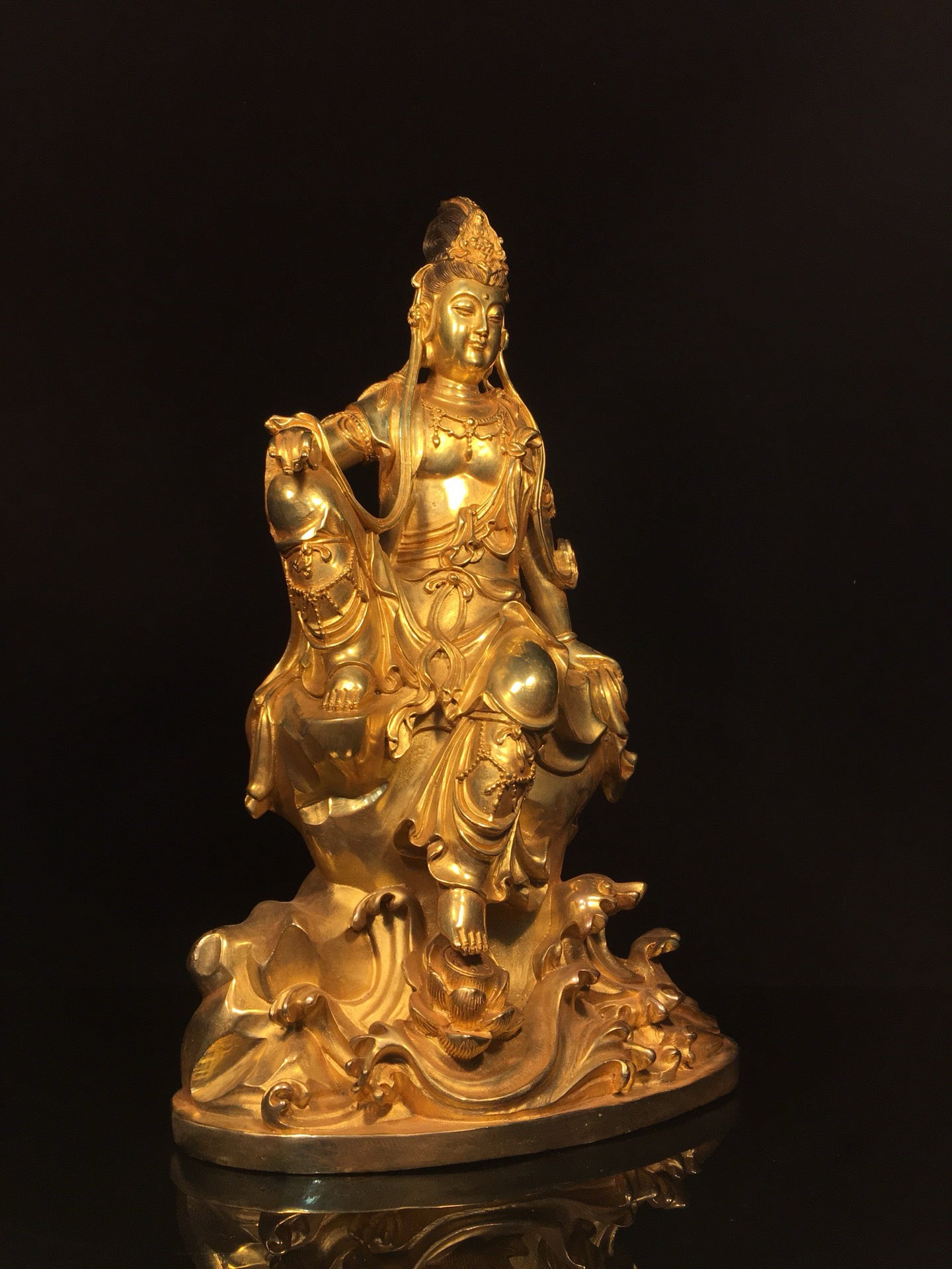 Chinese antique bronze gilded statue of Avalokitesvara Bodhisattva in freedom