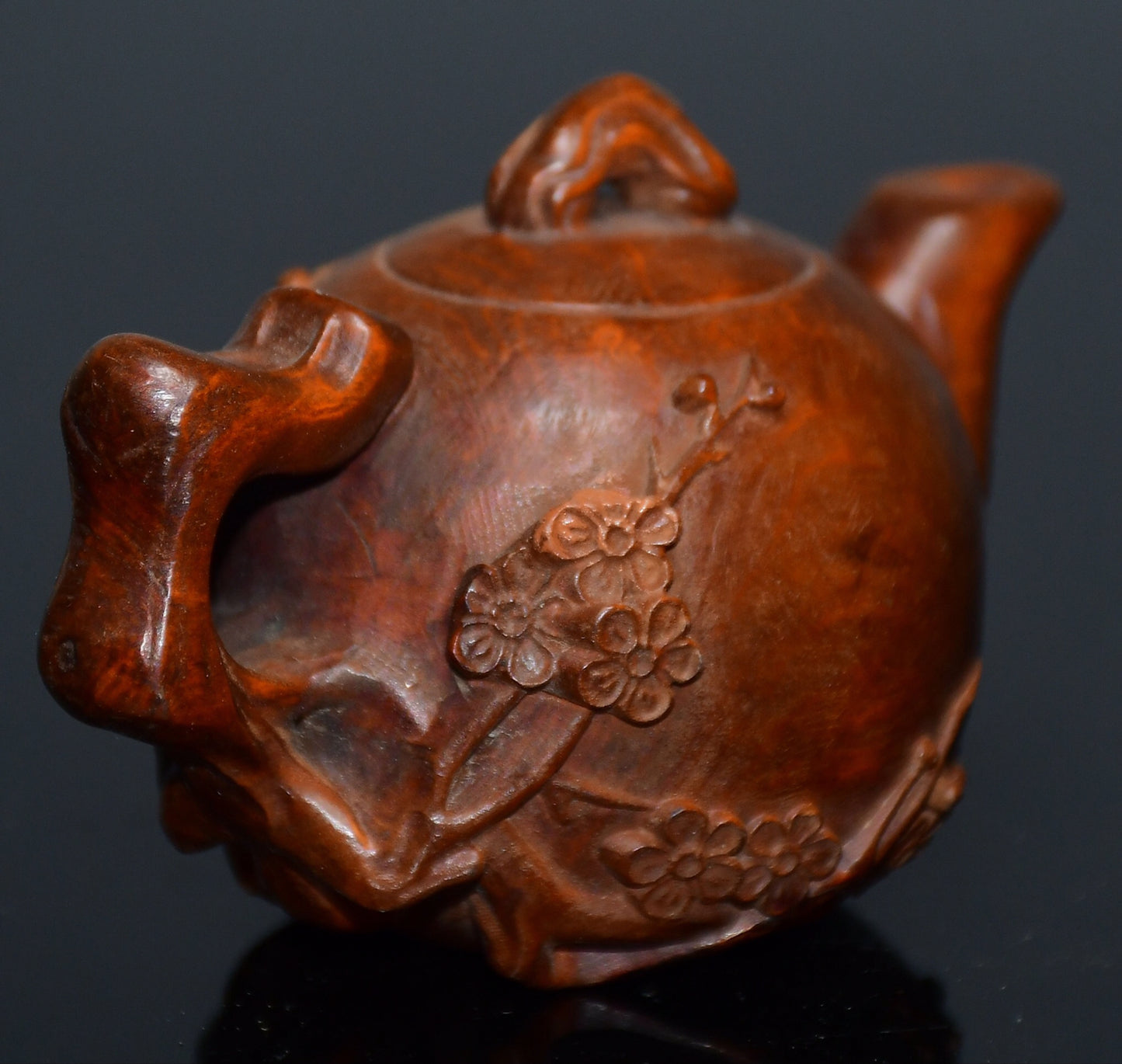 Chinese antique small leaf boxwood plum blossom handle pot ornament