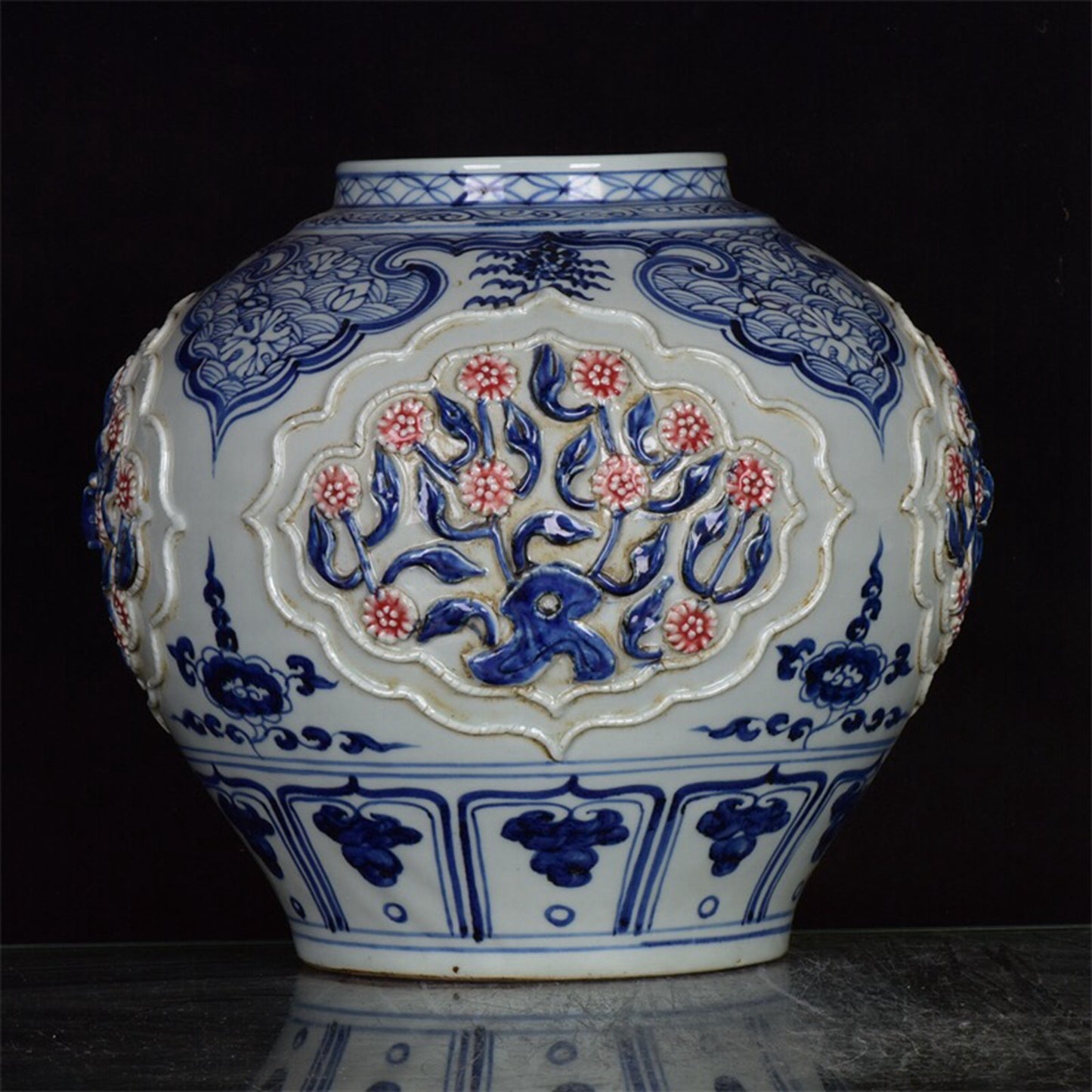 Chinese antique blue and white glazed red figurine jar