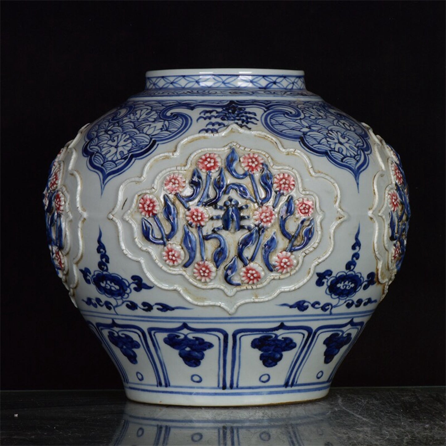 Chinese antique blue and white glazed red figurine jar