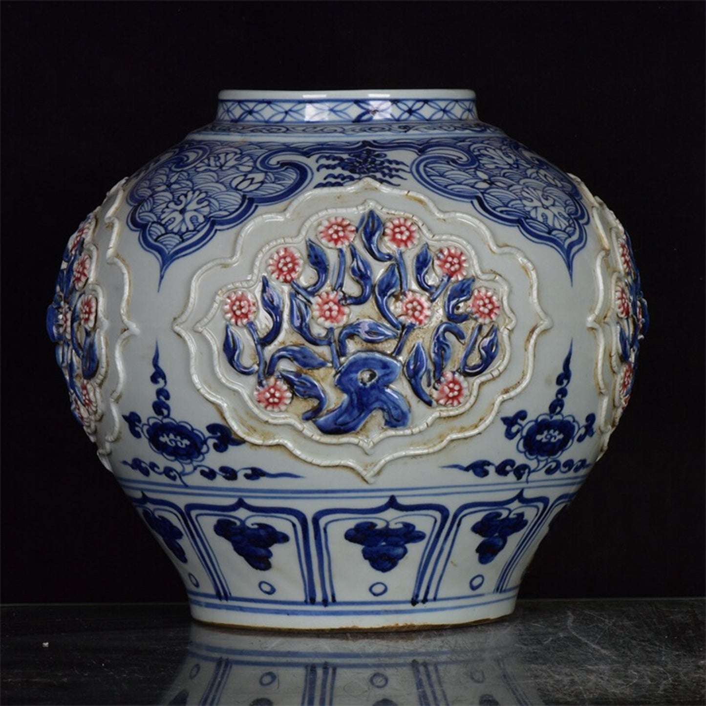 Chinese antique blue and white glazed red figurine jar