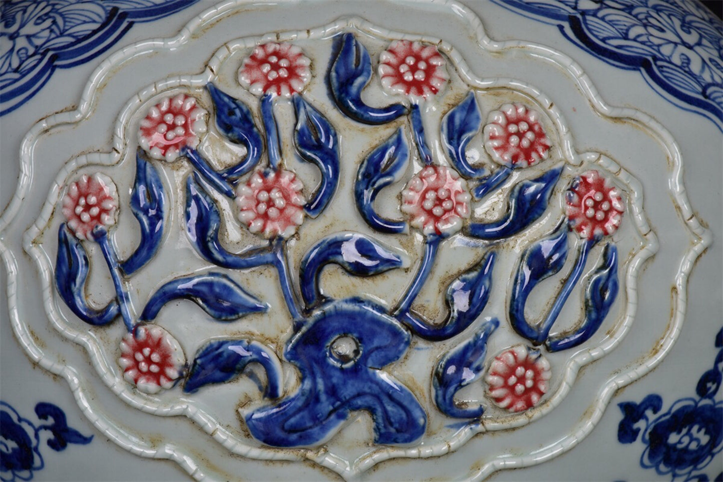 Chinese antique blue and white glazed red figurine jar