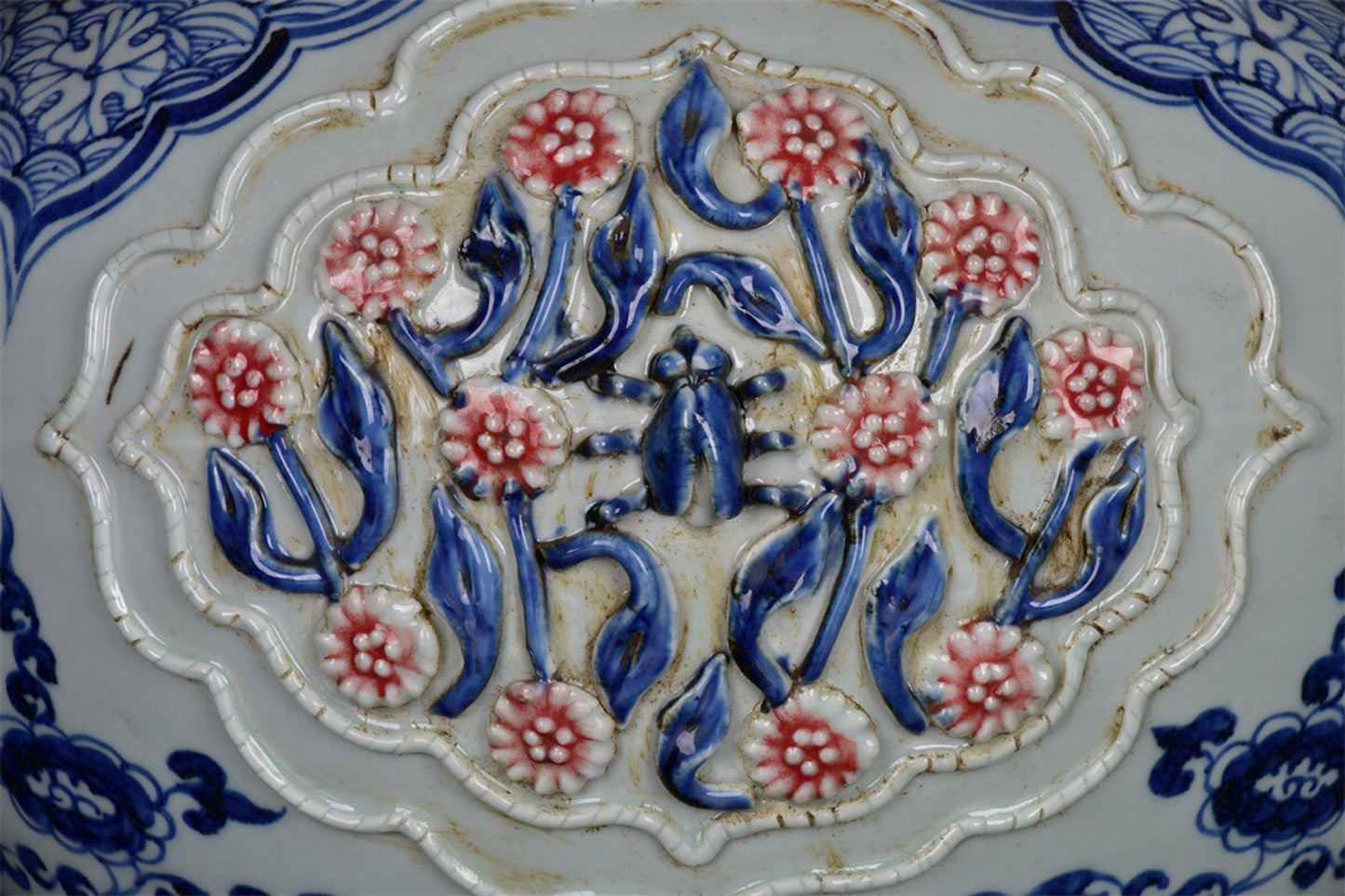 Chinese antique blue and white glazed red figurine jar