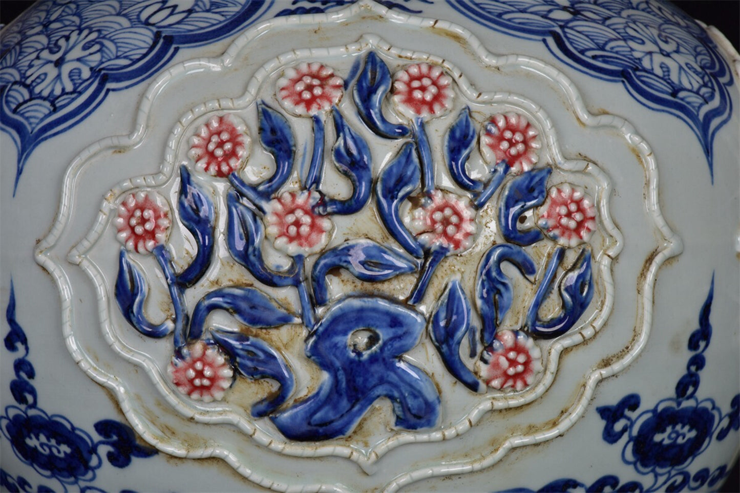 Chinese antique blue and white glazed red figurine jar