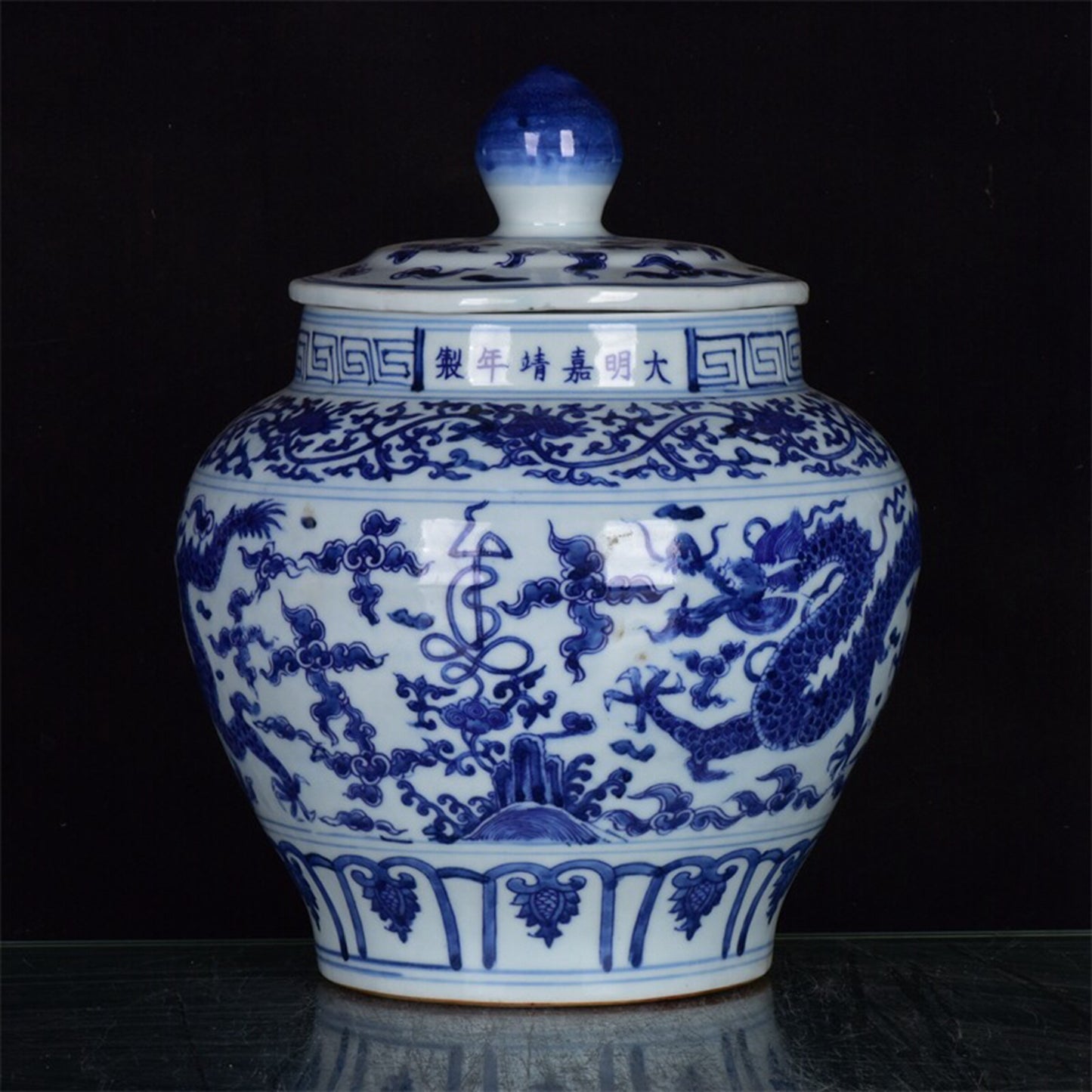 Chinese antique blue and white auspicious cloud dragon patterned lid jar