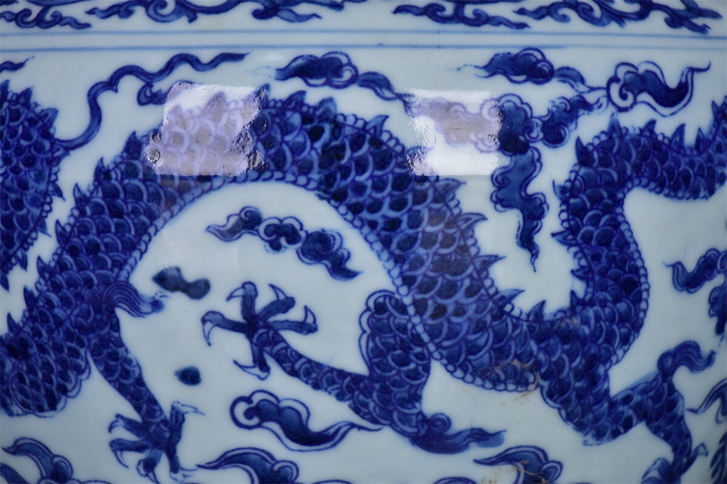 Chinese antique blue and white auspicious cloud dragon patterned lid jar