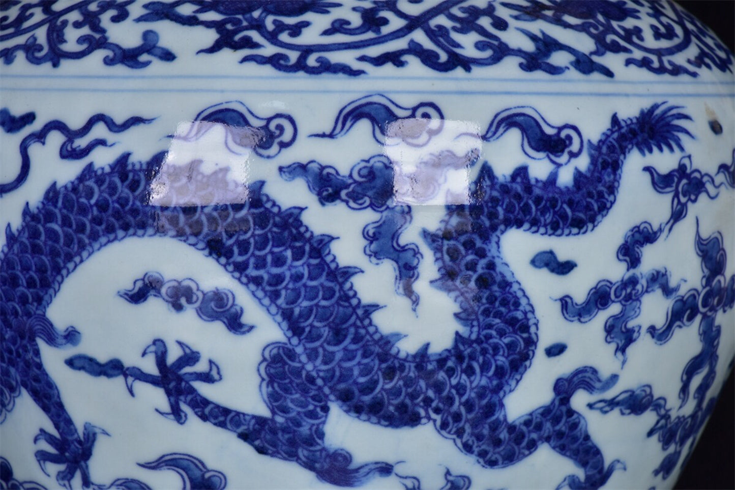 Chinese antique blue and white auspicious cloud dragon patterned lid jar